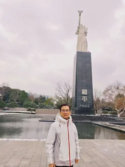 图片[1]-从“马背”到“哭墙”：萨仁图娅《南京祭》的游牧地理学-华闻时空