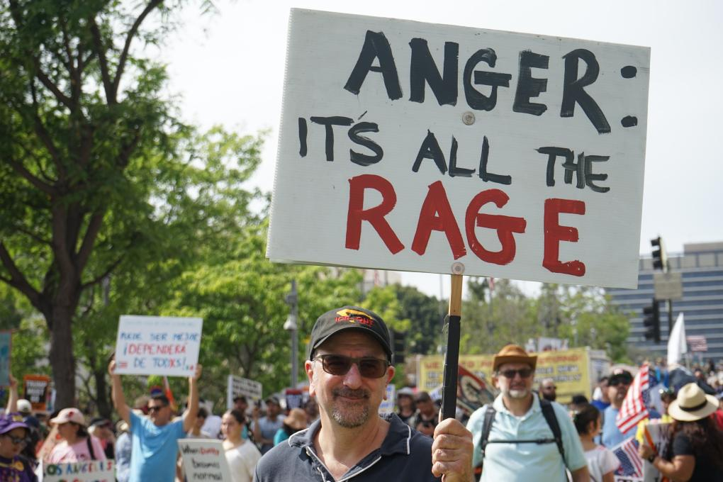 民调显示美国选民对特朗普“不满意率”创新高-华闻时空